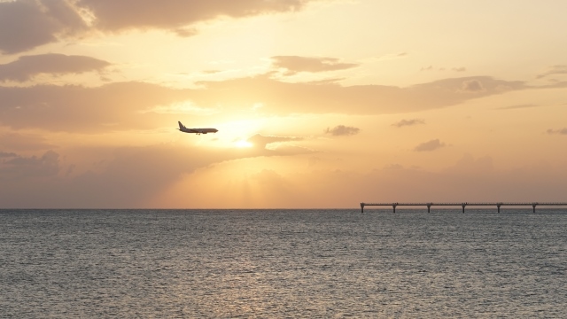 瀬長島から撮影した飛行機、夕日、海
